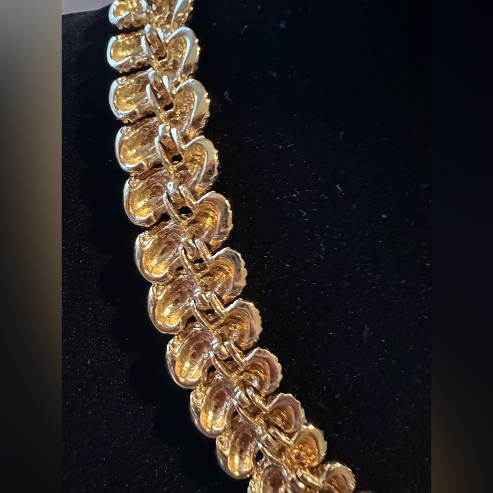 NAPIER Signed  Vintage 1980’s Gold-Tone Textured Link Chunky Necklace Over Clasp - Picture 8 of 17